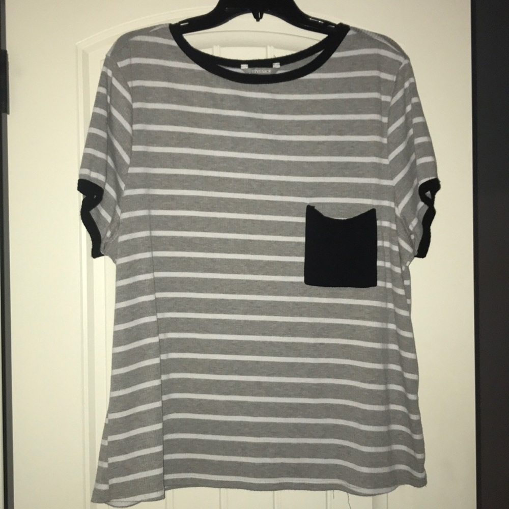 Gray stripe pocket tee